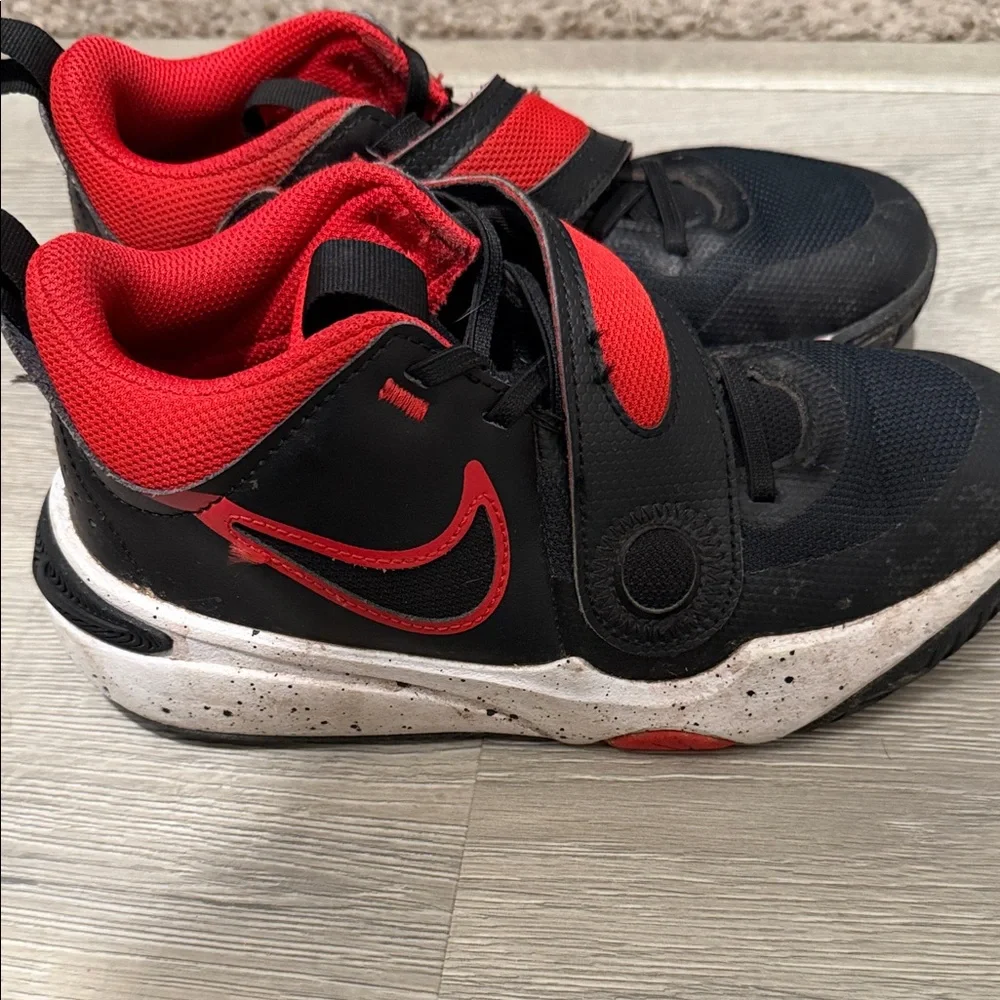 Nike Kids Black and Red Hook-and-Loop Sneakers - Picture 2 of 5
